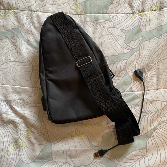 Small sling backpack - Picture 2 of 7